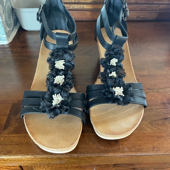 NWOB Patrizia Spring Step Wedge Sandals Size 10 Black With White Flowers Zipper - Picture 1 of 9